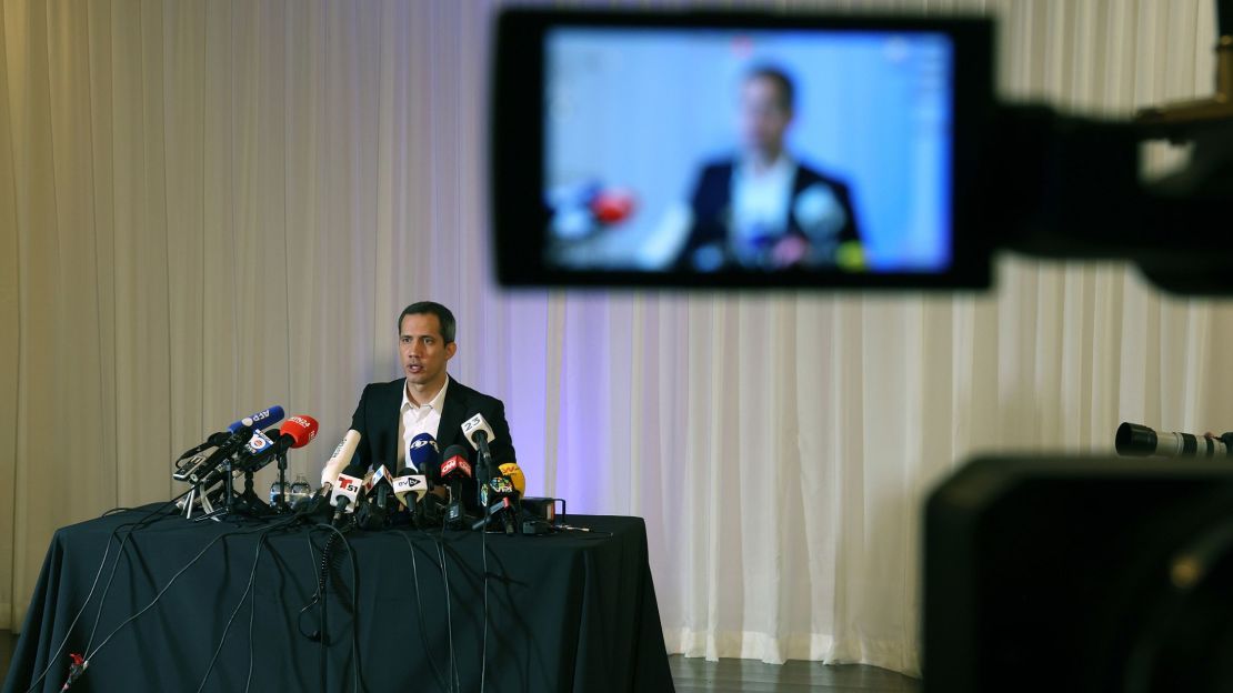 El opositor venezolano Juan Guaidó ofrece una rueda de prensa en el salón de baile La Jolla, el 27 de abril de 2023, en Coral Gables, Florida.