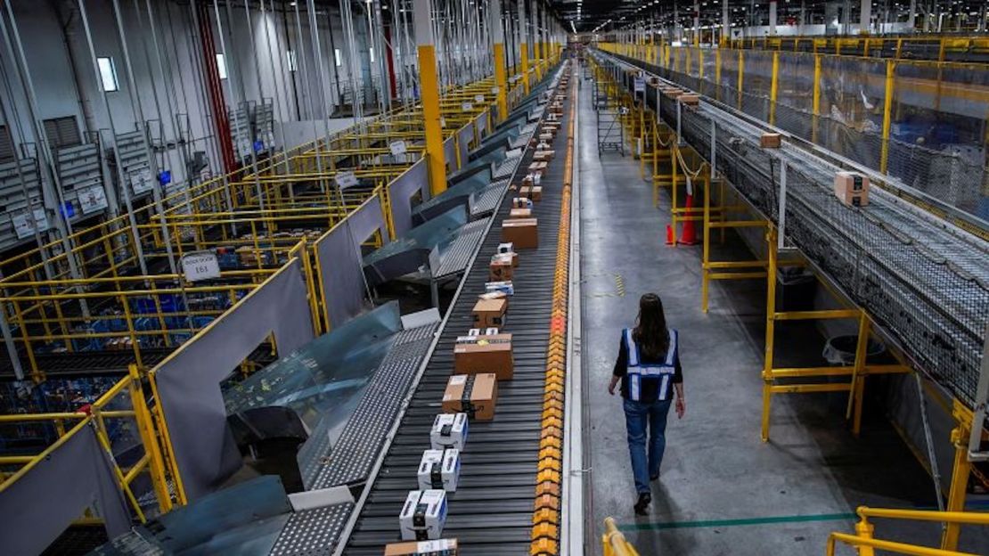 En esta imagen se ven paquetes listos para ser entregados durante el ciberlunes, en el centro logístico de Amazon en Robbinsville Township, Nueva Jersey, el 28 de noviembre de 2022.