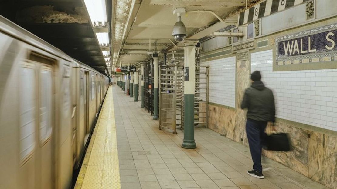 Un pasajero en la estación de metro de Wall Street en Nueva York, EE.UU., el viernes 10 de febrero de 2023.