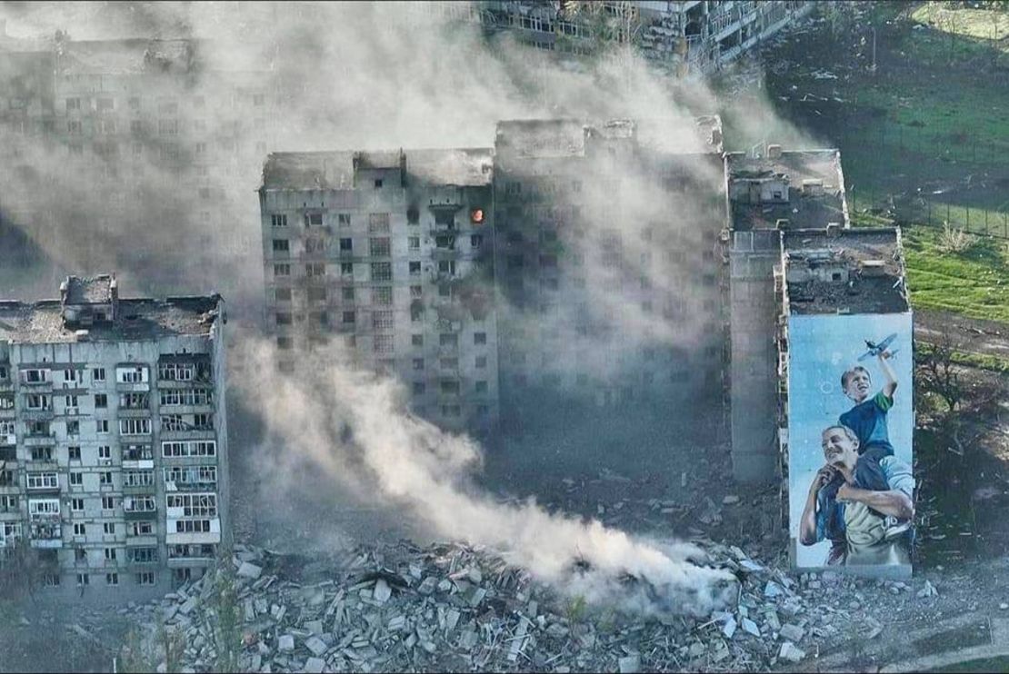 Un edificio con un mural de madre e hijo ha sido destruido en Bakhmut, Ucrania, el 27 de abril.