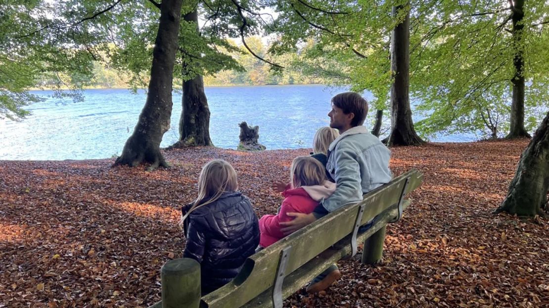 Aquí está Kjartan fotografiado con los tres hijos de la pareja. Cortesía de Loni Bergqvist.