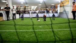 CNNE 1383673 - estos robots compiten en un torneo de futbol tecnologico