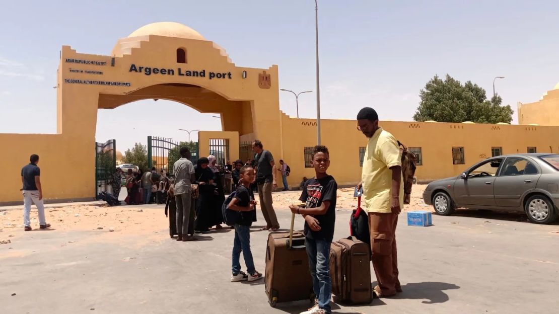 Personas cruzan a Egipto desde Sudán el 27 de abril de 2023. Varios ciudadanos sudaneses dijeron a CNN que no pueden huir del país asolado por el conflicto porque sus pasaportes están retenidos en embajadas occidentales evacuadas. Crédito: Stringer/AFP/Getty Images