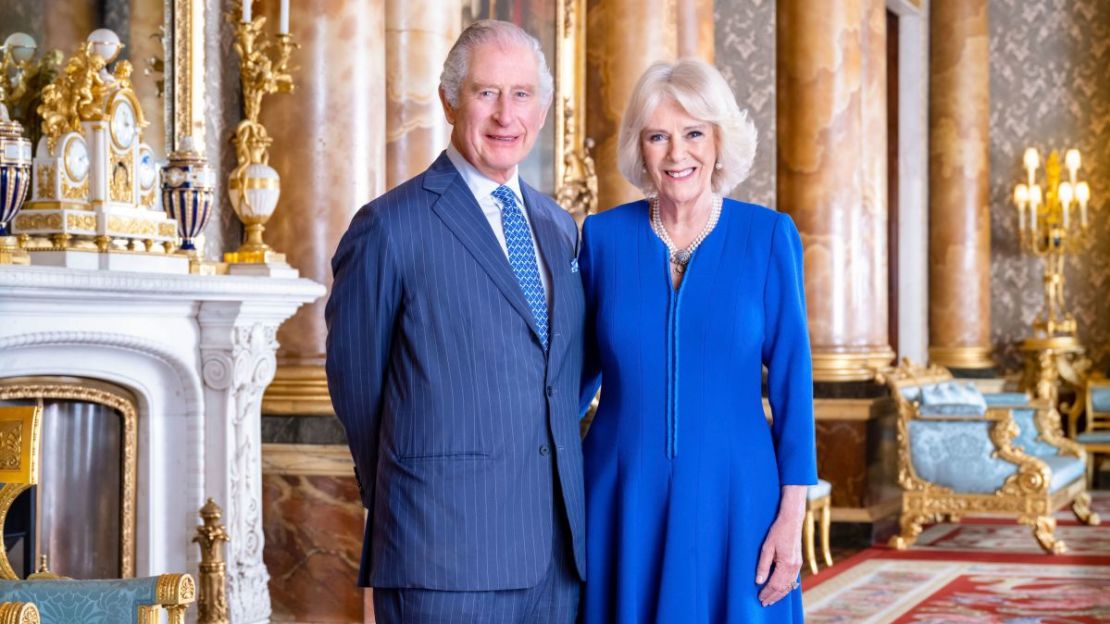 El rey Carlos III de Reino Unido y la reina Camila en el Salón Azul del Palacio de Buckingham, en Londres.