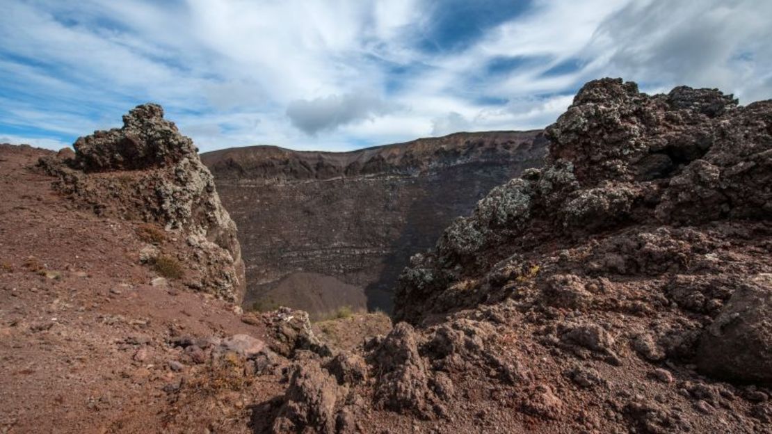 Una vista general del volcán Vesubio en el Parque Nacional Vesubio.