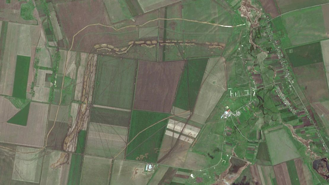 Una vista aérea de la defensa de Rusia: Ucrania necesitará superarlos rápidamente para que su ofensiva tenga éxito. Crédito: Satellite image ©2023 Maxar Technologies