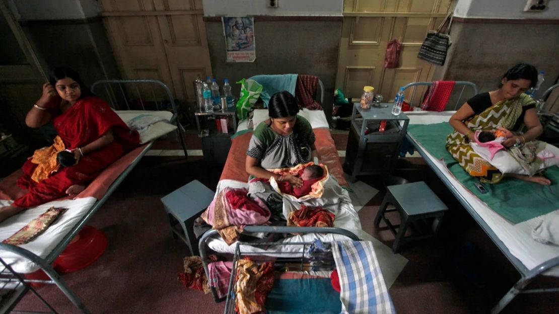 Las madres sostienen a sus bebés recién nacidos dentro de un hospital de maternidad durante el "Día Mundial de la Población" en Kolkata el 11 de julio de 2012. Crédito: Rupak De Chowdhuri/Reuters/FILE