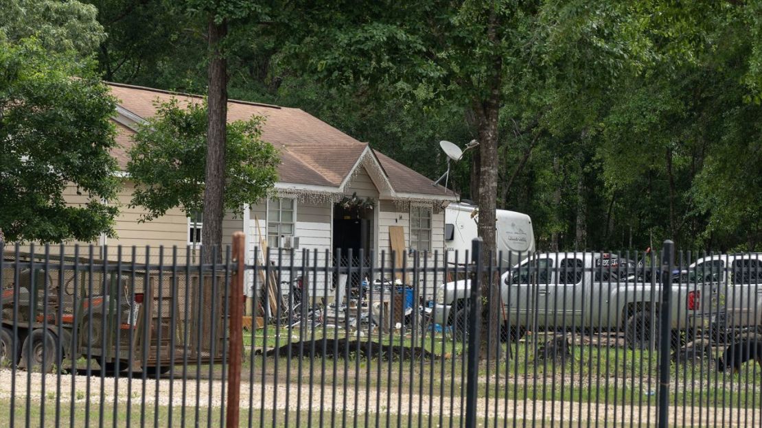 Exterior de la escena del crimen donde cinco personas, entre ellas un niño de 8 años, murieron tras un tiroteo en el interior de una vivienda el viernes en Cleveland, Texas.