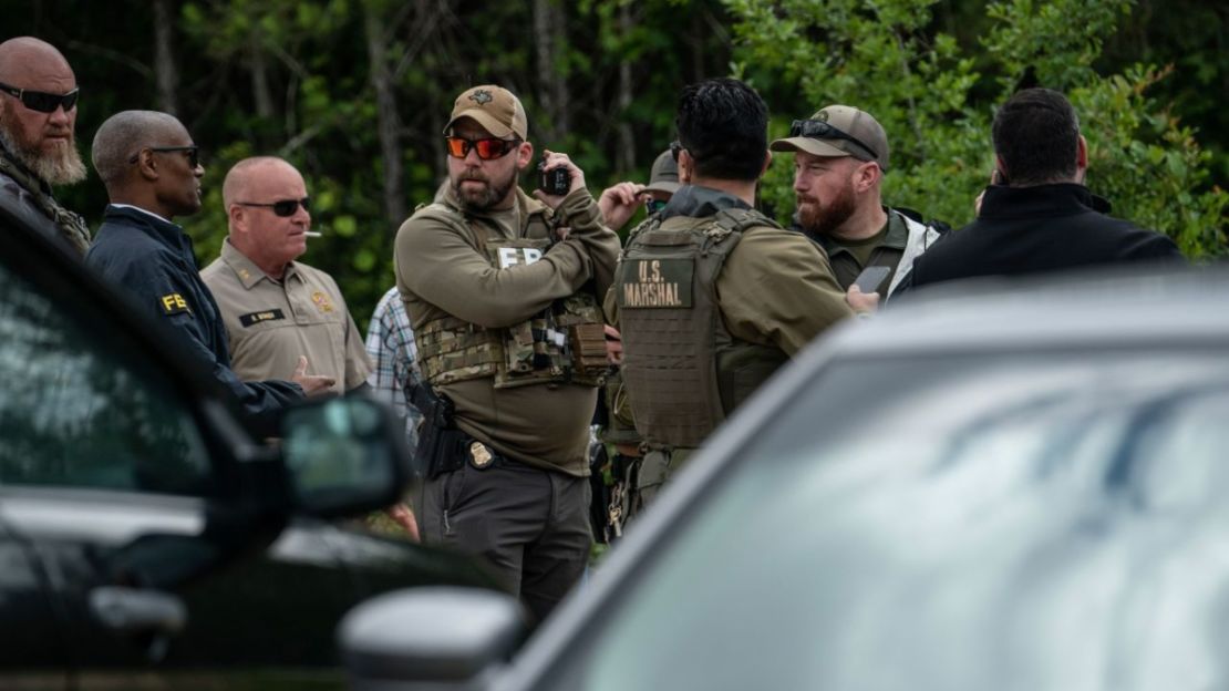 Las fuerzas del orden buscan al sospechoso a pocos kilómetros del lugar donde cinco personas, entre ellas un niño de 8 años, murieron tras un tiroteo en el interior de una vivienda el 29 de abril de 2023 en Cleveland, Texas.