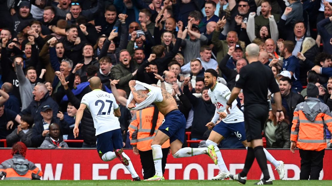 Richarlison celebra tras marcar el empate de los Spurs durante el partido de la Premier League entre el Liverpool y el Tottenham en Anfield el 30 de abril de 2023 en Liverpool, Inglaterra.