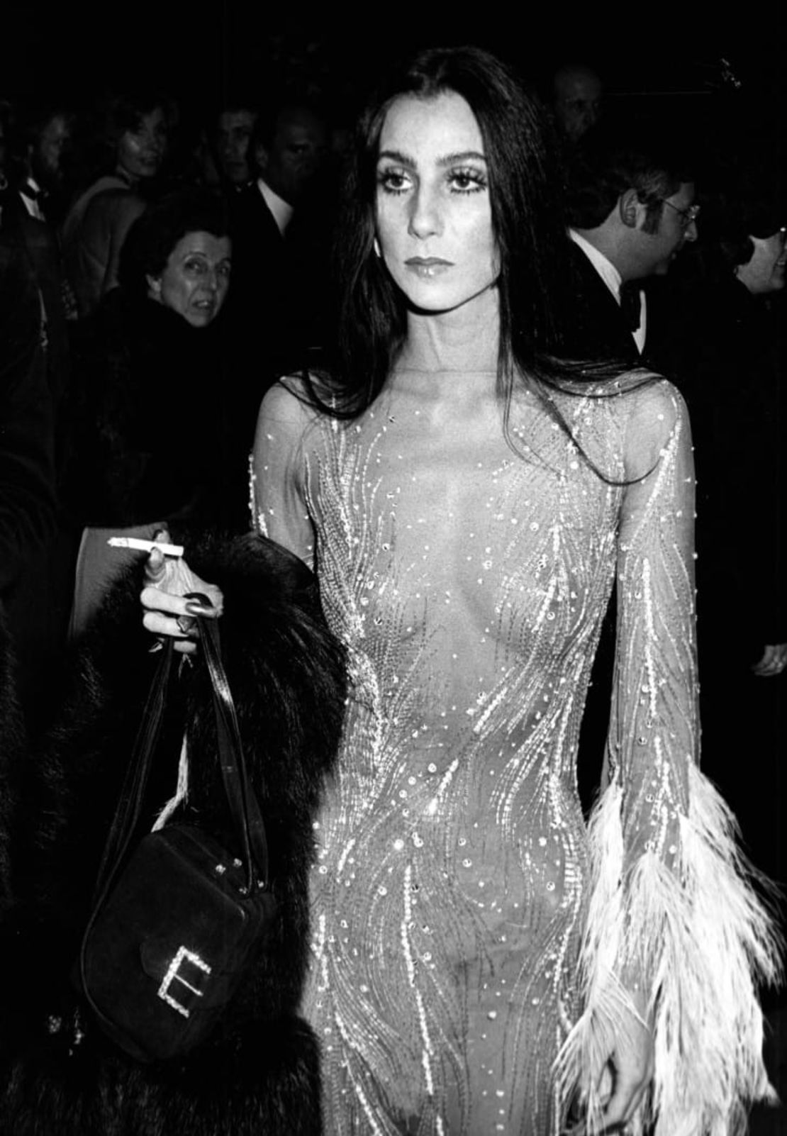 Cher fuma un cigarrillo durante la Met Gala de 1974.