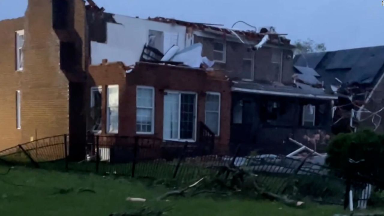 CNNE 1384566 - tornado causa serios danos en virginia beach