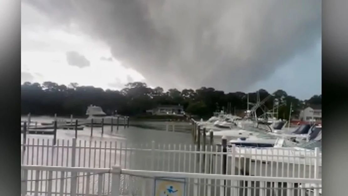 Billy Cunningham grabó un video del tornado desde un restaurante de Virginia Beach el domingo por la noche. Crédito: Billy Cunningham