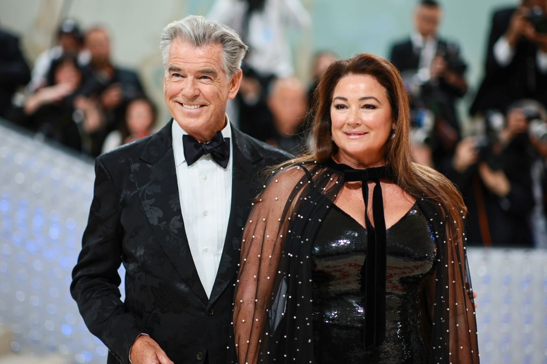 El actor Pierce Brosnan y su esposa, la periodista Keely Shaye Smith.