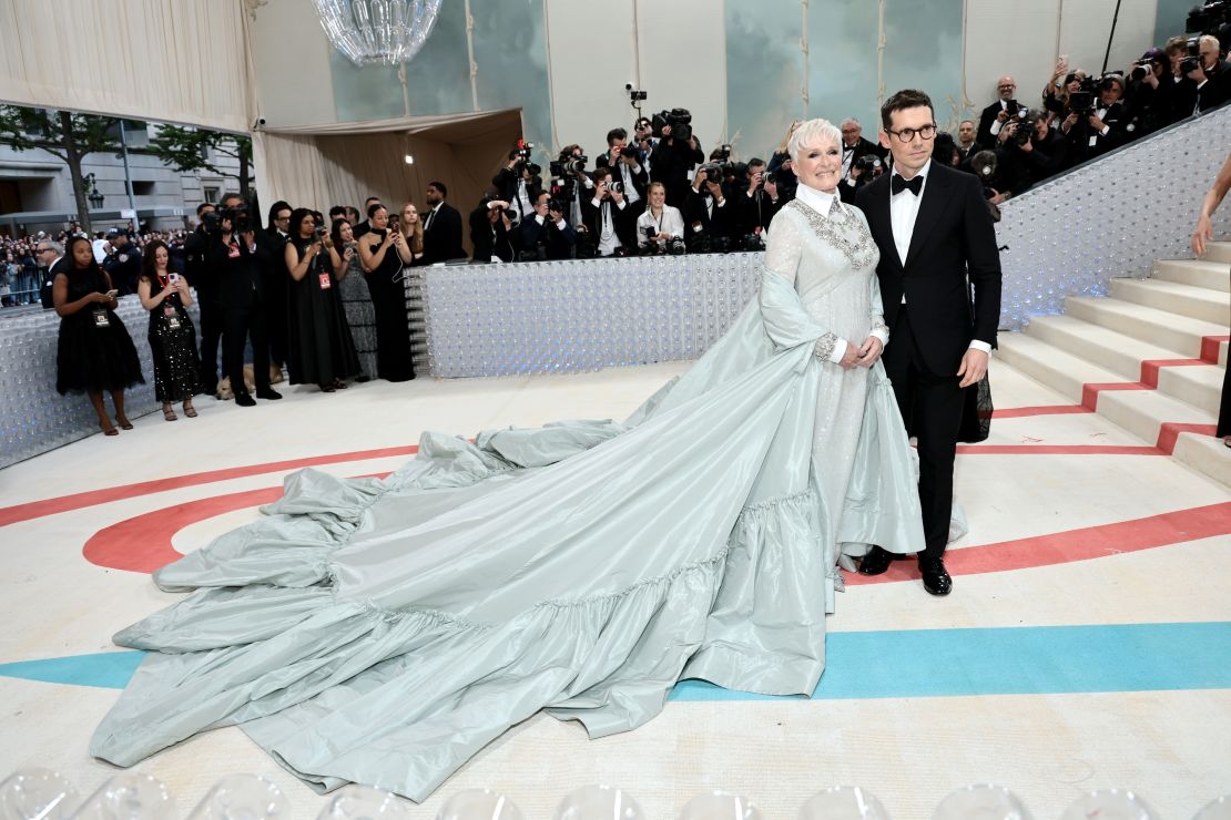 La actriz Glenn Close y el diseñador Erdem Moralıoğlu.