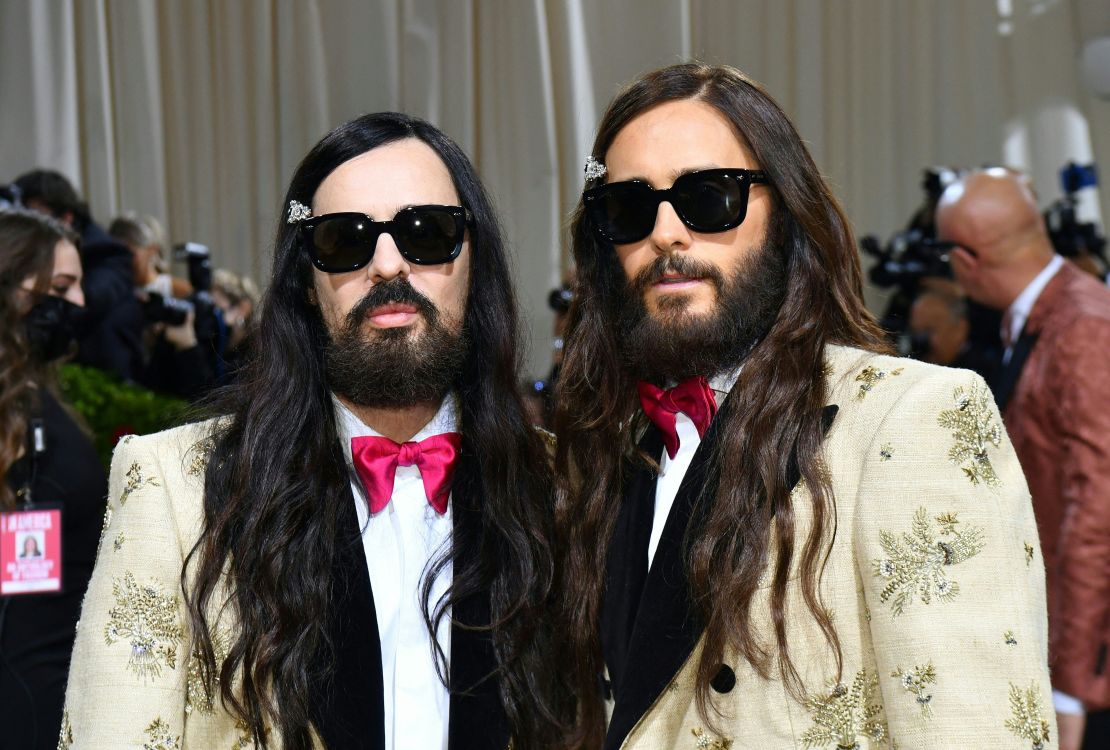 De izquierda a derecha: el diseñador Alessandro Michele y Jared Leto.