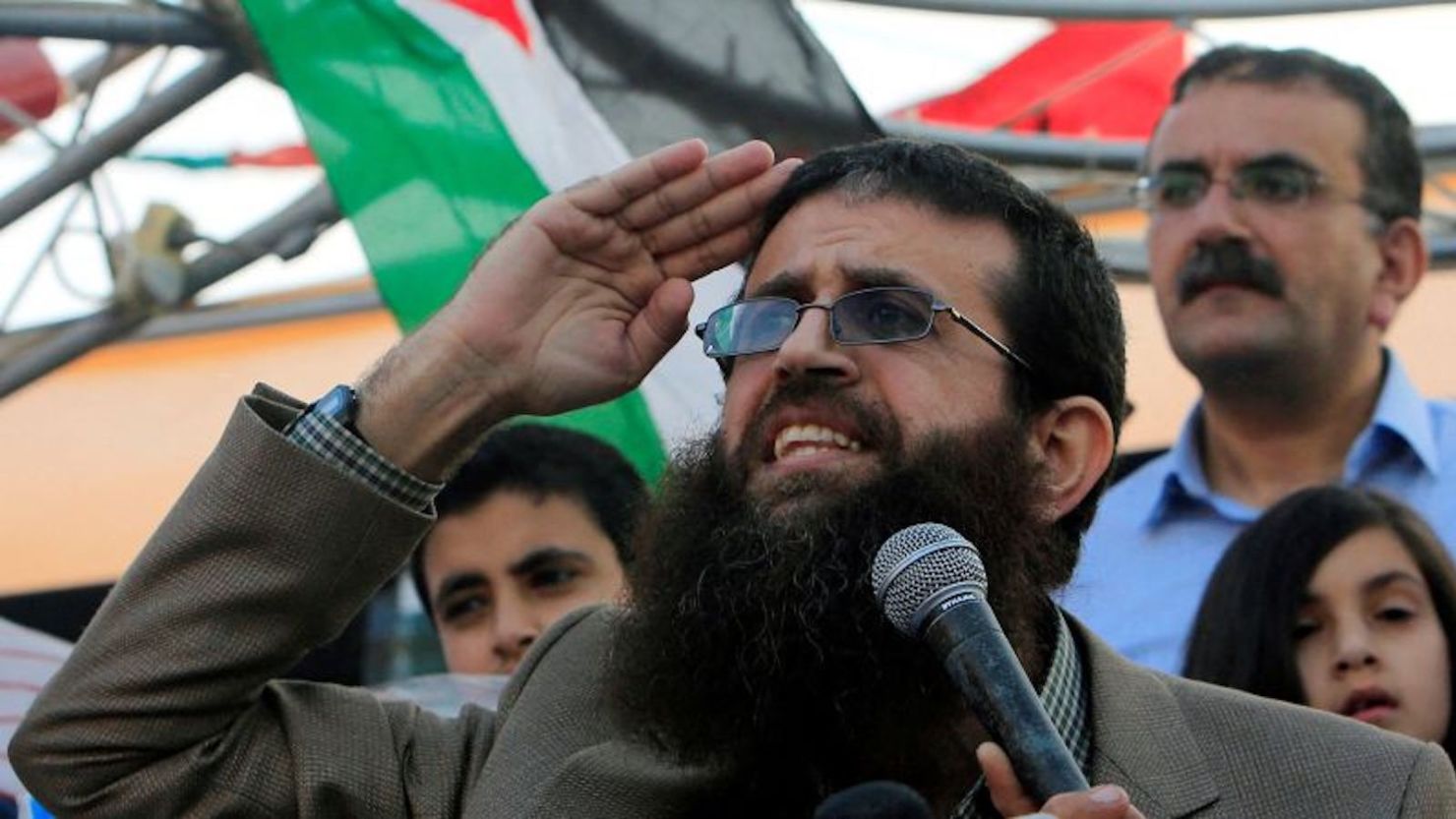 El líder de la Yihad Islámica Palestina, Khader Adnan, habla durante una manifestación en honor a él luego de su liberación, cerca de la ciudad cisjordana de Jenin, el 12 de julio de 2015.