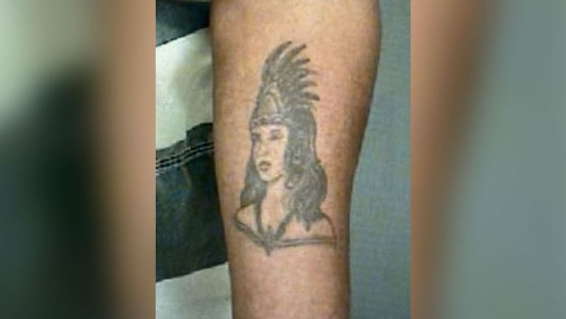 Francisco Oropesa tiene un gran tatuaje de lo que parece ser una mujer azteca en su antebrazo izquierdo, dijo la oficina del FBI en Houston.