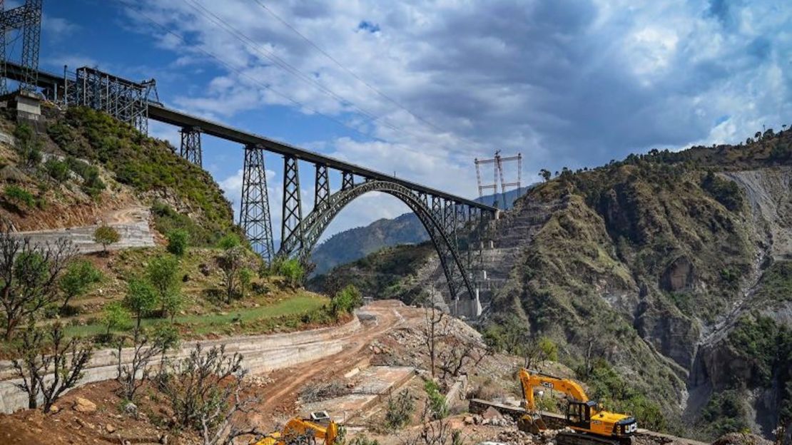 El puente de Chenab es parte de los esfuerzos para unir Cachemira con el resto de la India.