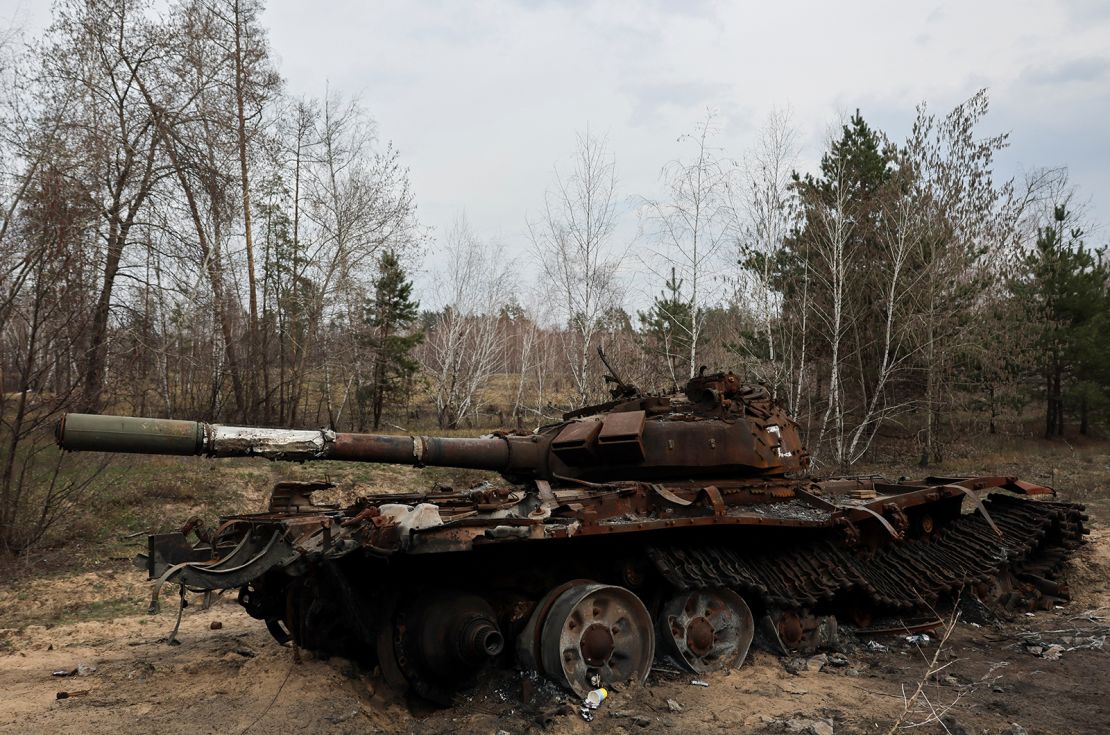 Un tanque ruso destruido permanece a un lado de la carretera cerca de la ciudad de Kreminna, en la línea del frente, en medio del ataque de Rusia a Ucrania, en la región de Luhansk, Ucrania 24 de marzo 2023. Crédito: Violeta Santos Moura/Reuters)