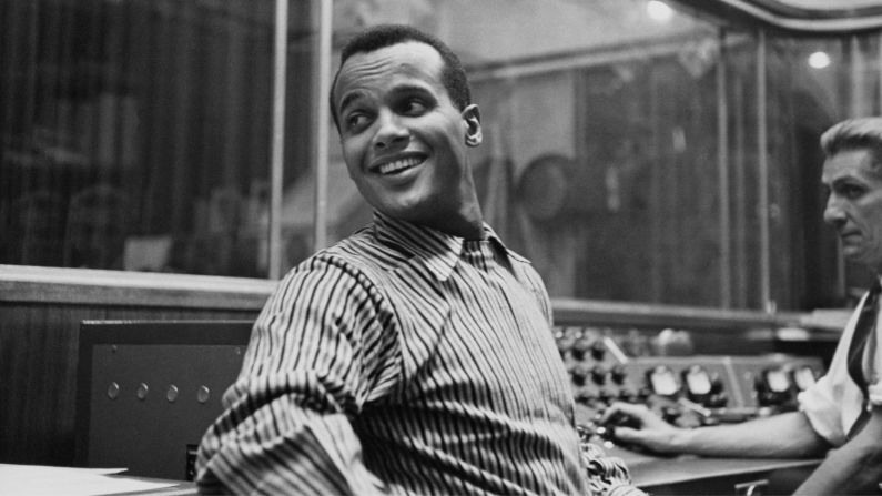 Harry Belafonte, el cantante, actor y activista que se convirtió en un partidario indispensable del movimiento por los derechos civiles, murió el martes 25 de abril a los 96 años, dijo su publicista Ken Sunshine a CNN. Belafonte falleció por insuficiencia cardíaca congestiva.