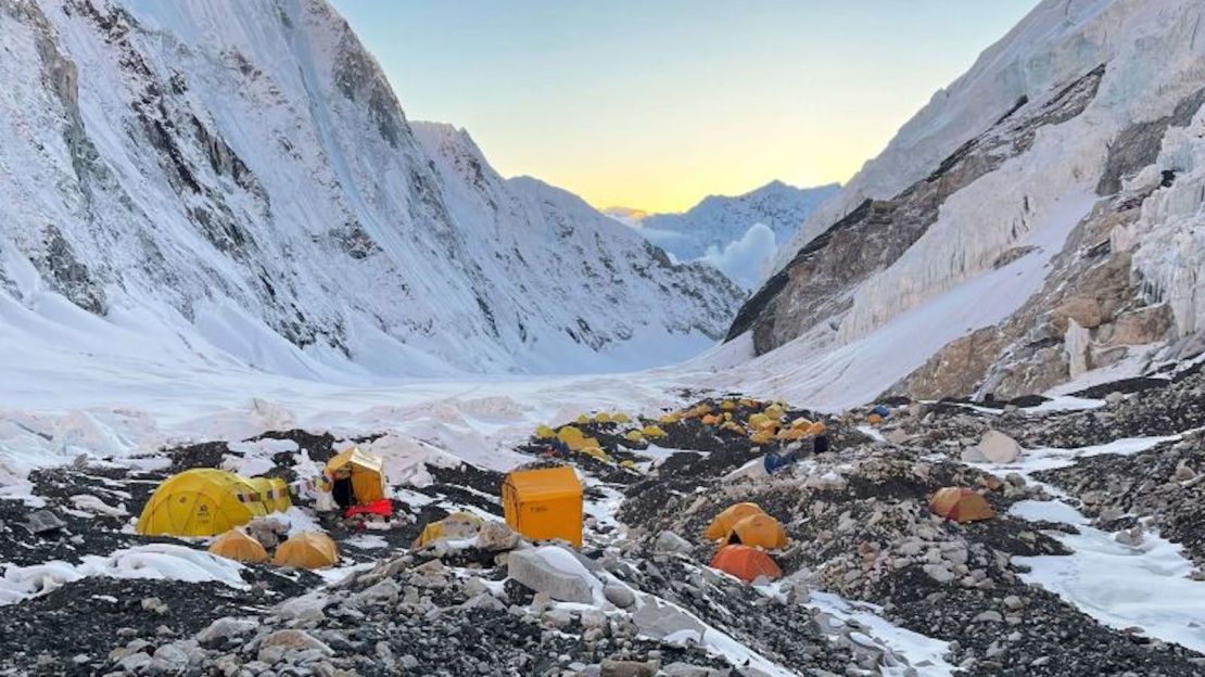 Alpinista estadounidense muere durante la ascensión al monte Everest.