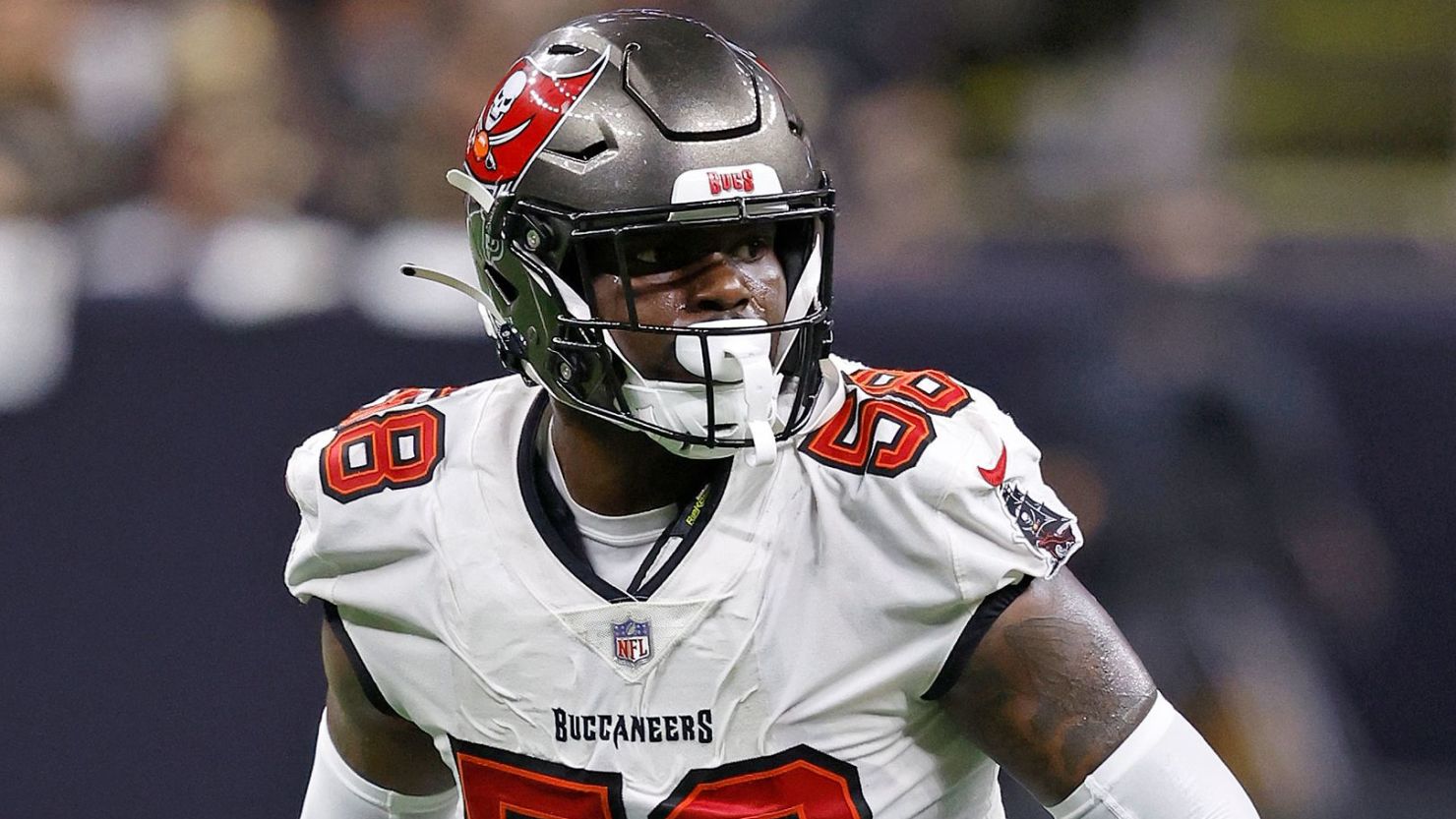 El defensa de los Tampa Bay Buccaneers Shaquil Barrett se ve jugando con el equipo en 2022. Tyler Kaufman/AP