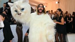 CNNE 1385410 - jared leto se vistio como un gato en la met gala 2023