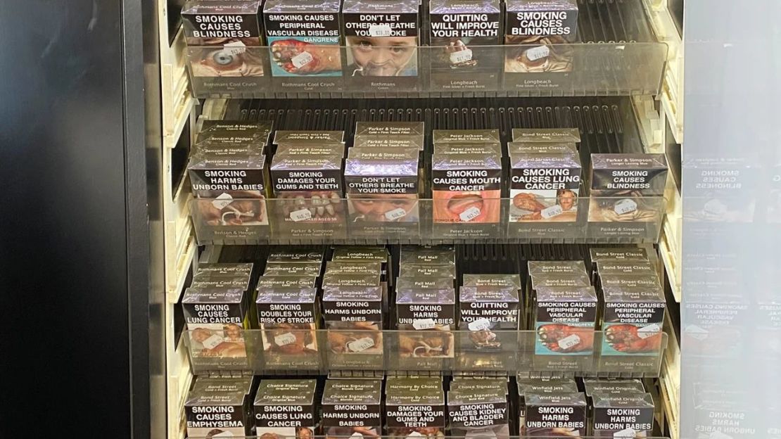 Los cigarrillos que se venden en Australia llevan advertencias e imágenes espantosas que muestran el impacto del tabaco en la salud. Crédito: Hilary Whiteman/CNN