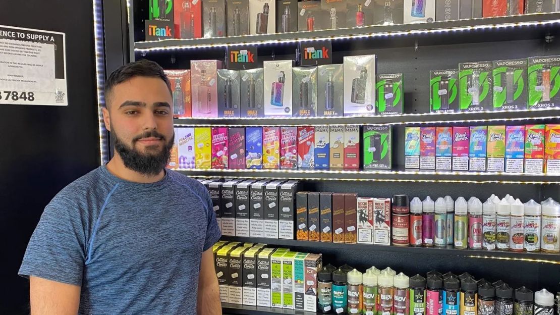 Ali Ayoub, operador de una tienda de productos para vapeo, vende un surtido de líquidos coloridos para vapear con sabores parecidos a los caramelos en Brisbane, Australia, el 2 de mayo de 2023. Crédito: Hilary Whiteman/CNN