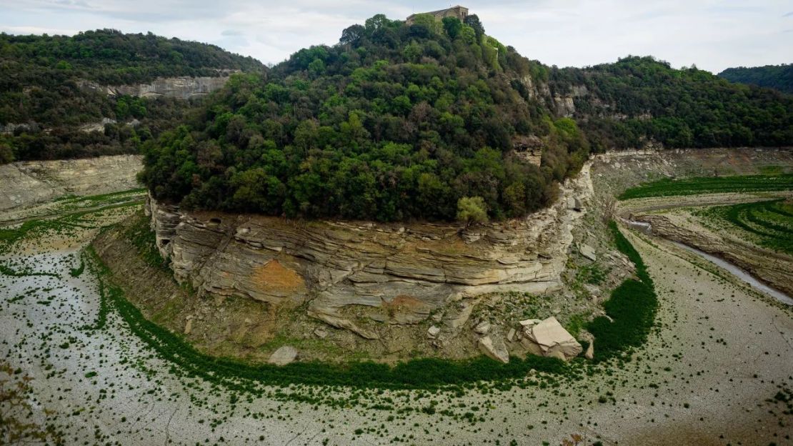 En el embalse de Sau se ve el río Ter seco y casi vacío. España ha entrado en un periodo de sequía crónica. Crédito: Davide Bonaldo/SOPA Images/LightRocket vía Getty Images