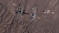 CNNE 1385449 - imagenes satelitales de enorme dirigible militar en una base remota de china