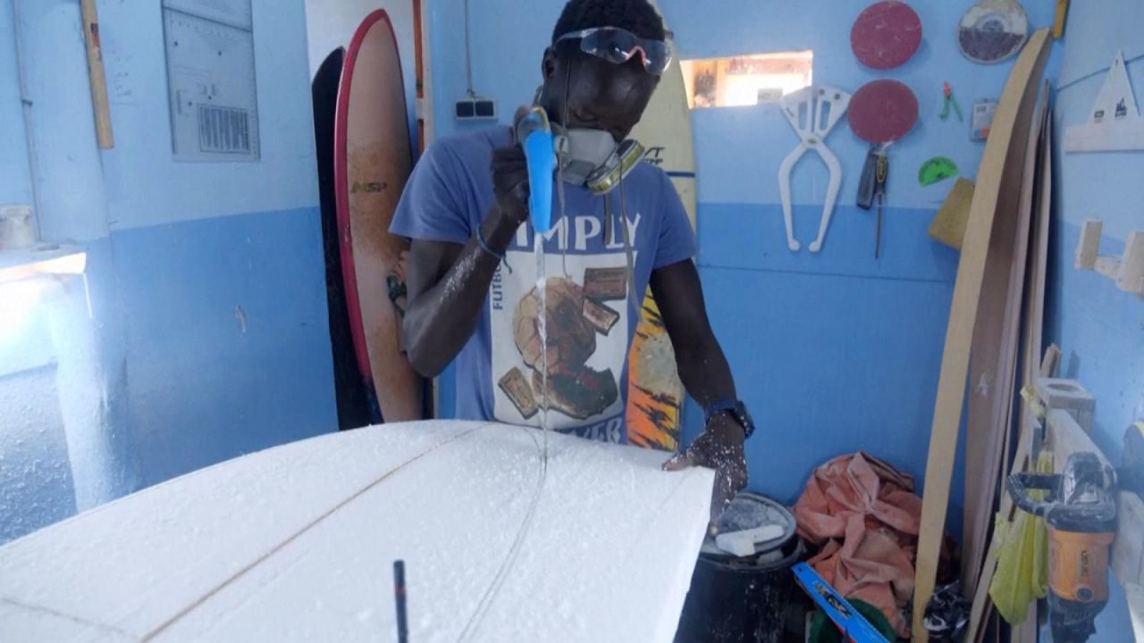 CNNE 1385622 - sus tablas artesanales hacen crecer el surf en senegal