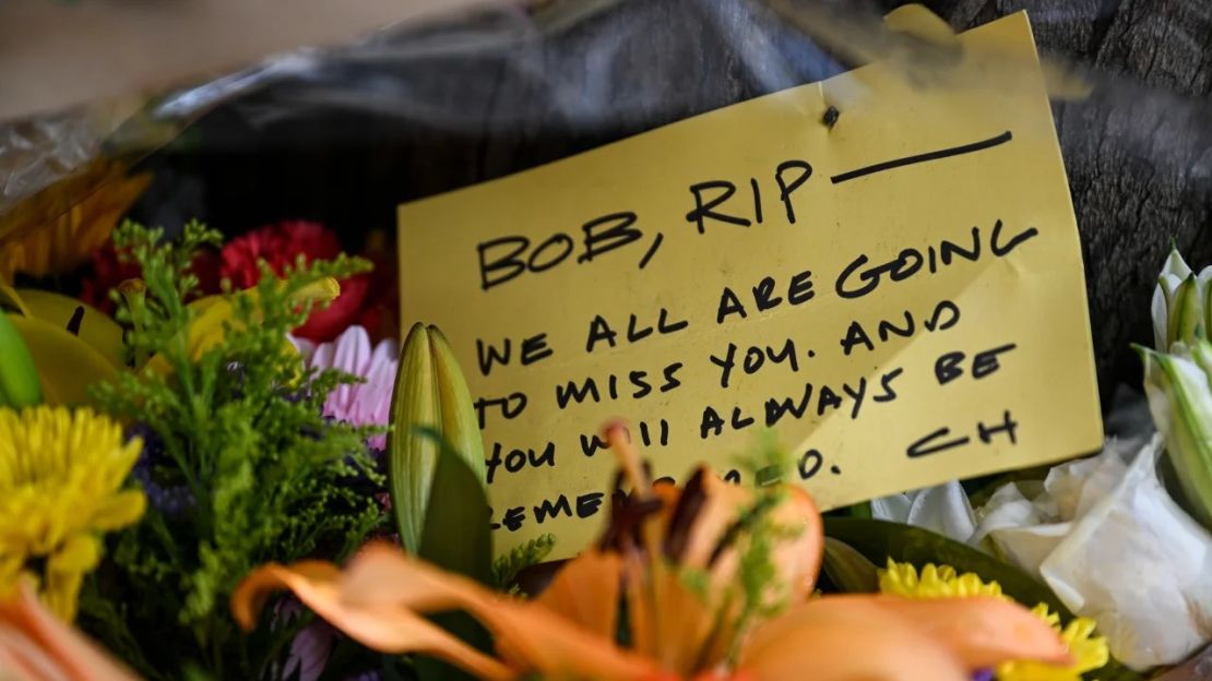 Los dolientes dejan flores y tarjetas en honor de Bob Lee cerca del edificio de Portside en San Francisco el 7 de abril. Crédito: Tayfun Coskun/Anadolu Agency/Getty Images