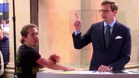 CNNE 1385693 - presentador pierde el control cuando se interrumpe un debate- mira que paso