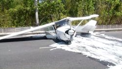 CNNE 1385790 - avioneta cae en una autopista panamena