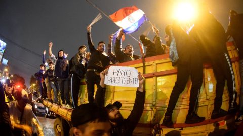 Simpatizantes del candidato presidencial de Paraguay por el Partido Cruzada Nacional, Paraguayo Cubas, se manifiestan en la parte trasera de un camión por segundo día consecutivo contra el presunto fraude electoral en las recientes elecciones generales celebradas el 30 de abril, en las inmediaciones de la justicia electoral en Asunción, el 2 de mayo de 2023.