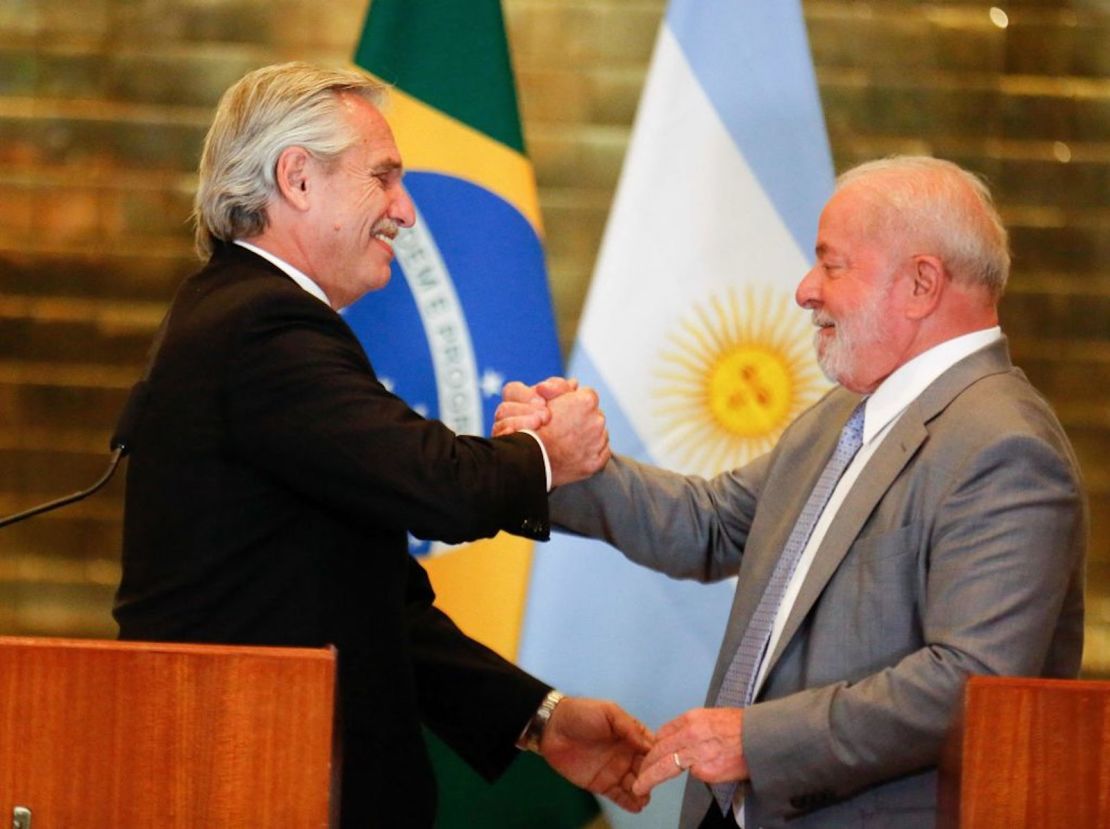 El presidente brasileño Luiz Inacio Lula da Silva (R) y el presidente argentino Alberto Fernández se dan la mano en el Palacio Alvorada en Brasilia el 2 de mayo de 2023.