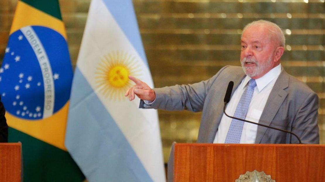 El presidente de Brasil Luiz Inacio Lula da Silva habla durante una reunión con el presidente de Argentina Alberto Fernández (no representado) en el Palacio Alvorada en Brasilia el 2 de mayo de 2023.