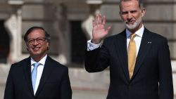 El rey Felipe VI de España (derecha) saluda mientras posa con el presidente colombiano Gustavo Petro en el Palacio Real de Madrid el 3 de mayo de 2023.