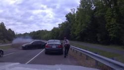 CNNE 1386045 - mira el momento en el que un policia esquiva un auto por poco