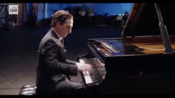 CNNE 1386093 - hershey felder, el pianista que representa a compositores legendarios