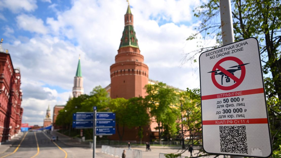 Una señal de "Zona prohibida para drones" junto al Kremlin, en el centro de Moscú, prohíbe el vuelo de vehículos aéreos no tripulados (drones) sobre la zona, el 3 de mayo de 2023.