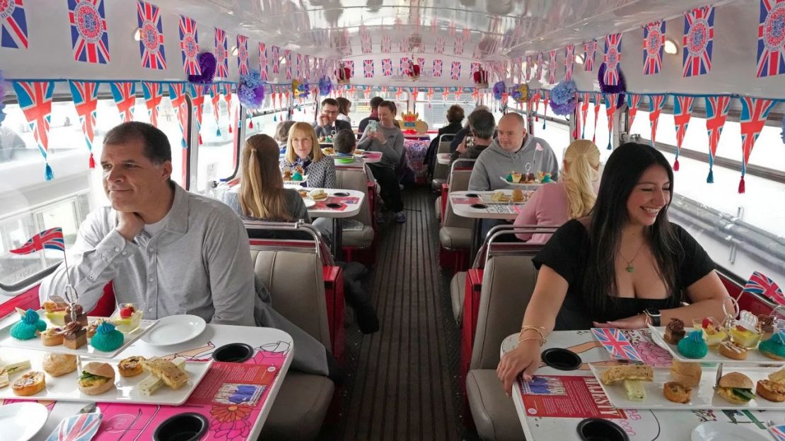 Turistas sentados en un autobús turístico de la coronación, en Londres, el lunes 24 de abril de 2023. Crédito: Kin Cheung/AP