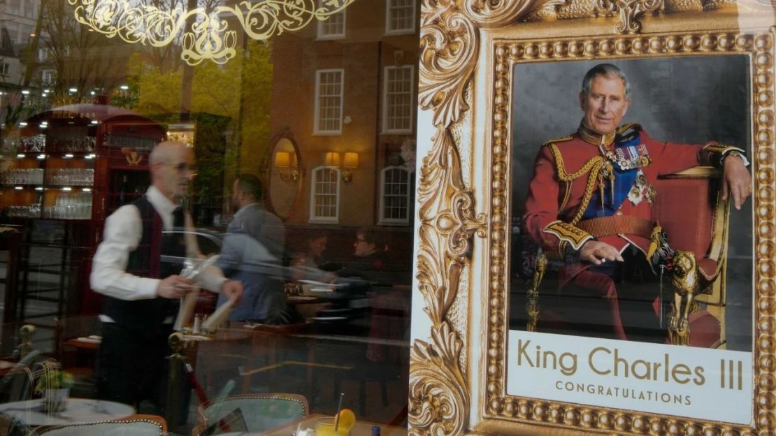 Una cafetería de Londres muestra un cartel para celebrar la coronación del rey Carlos III. Crédito: Kirsty Wigglesworth/AP