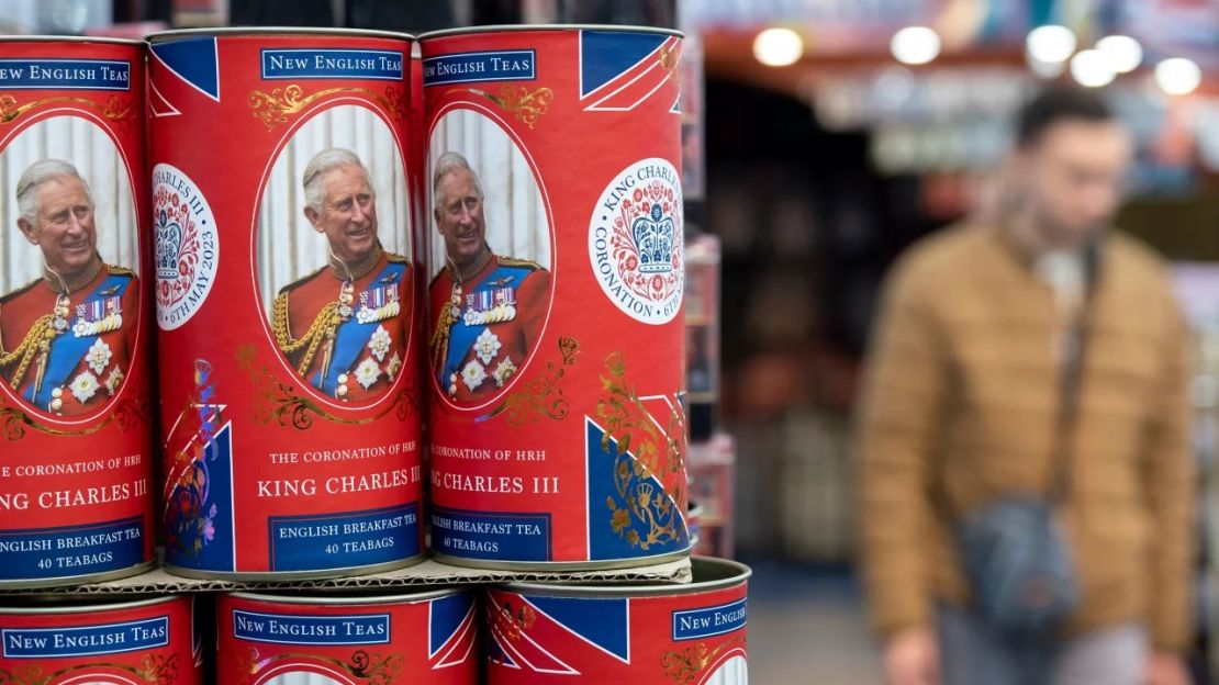 Productos de la coronación a la venta en una tienda de recuerdos de Londres, el 20 de abril de 2023. Crédito: Mike Kemp/In Pictures/Getty Images