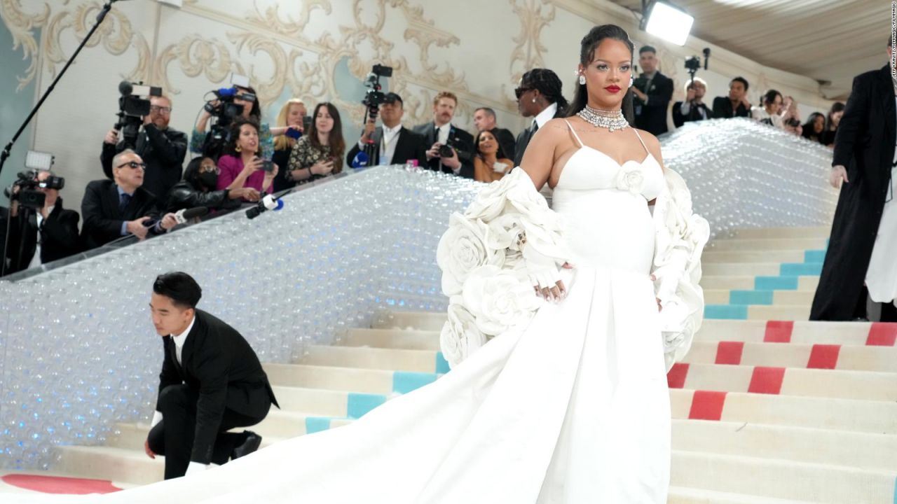 CNNE 1386242 - valio la pena la tardanza de rihanna en la alfombra de met gala