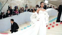 CNNE 1386242 - valio la pena la tardanza de rihanna en la alfombra de met gala