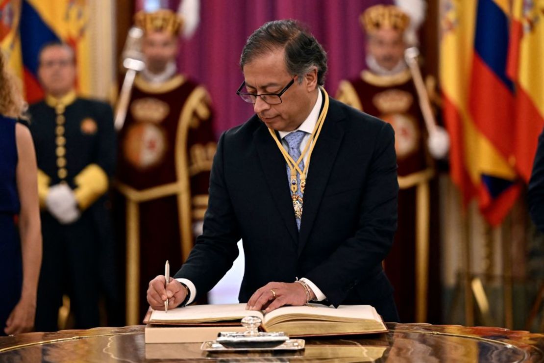 El presidente de Colombia, Gustavo Petro, firma en el Libro de Honor del Congreso de España antes de dirigirse al Parlamento español en Madrid el 3 de mayo de 2023.