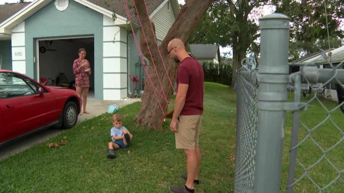 Deborah y Lee Dorbert y su hijo de 4 años, Kaiden, en su casa en Florida. Crédito: CNN